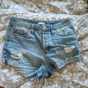 Jeansshorts från h&m i storlek 36. Boyfriend-modell.  Sparsamt använda, i fint skick.