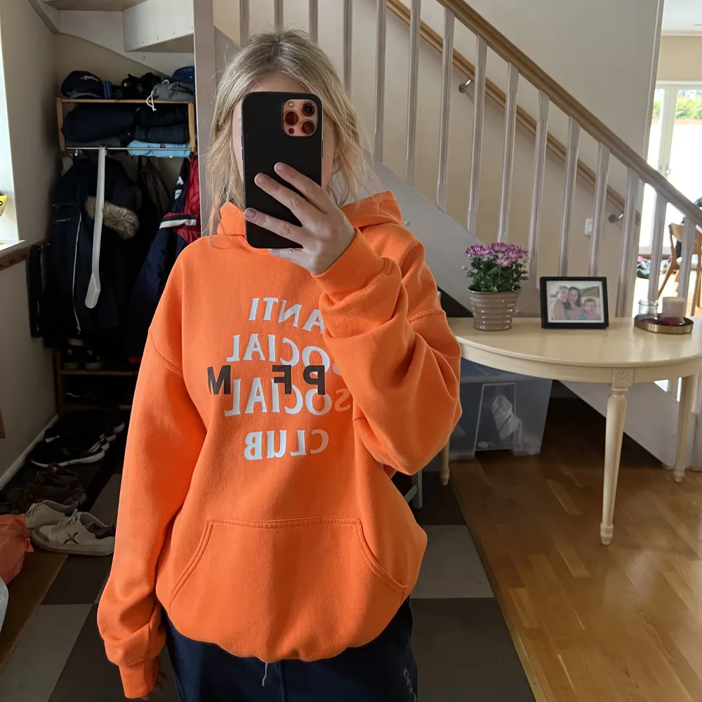 Säljer min älskade anti social social club tröja, as snygg att ha en kall sommarkväll eller så! Den är Äkta!  . Hoodies.