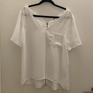 Topp  - Vit topp   Passar storlek s och m   Använd fåtal gånger superhärligt material. 