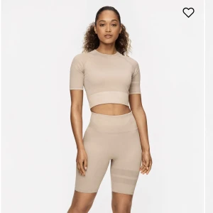 Stronger tröja  - Rib Seamless Cropped Tee från stronger i storlek Xs/S. Aldirg använd med lappen kvar. Nypris 400kr,  säljer för 180kr!