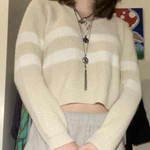 Stickad V-Line - Lite kort i både armar och mage, men väldigt skön ändå. Används inte längre här men kvalitet är okej. V-line som är lite diskret men ändå fint. Beige/vit