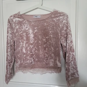 FB sisters sammets tröja stl M - Sammets tröja i rosa lyster med spets detaljer längst ner och runt armarna.  Aldrig avänd. 