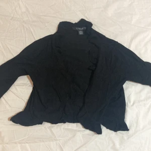 Svart kofta från 89th&Madison, L - Svart kofta från 89th&Madison i storlek L. Endast använd ett fåtal gånger och i mycket gott skick.