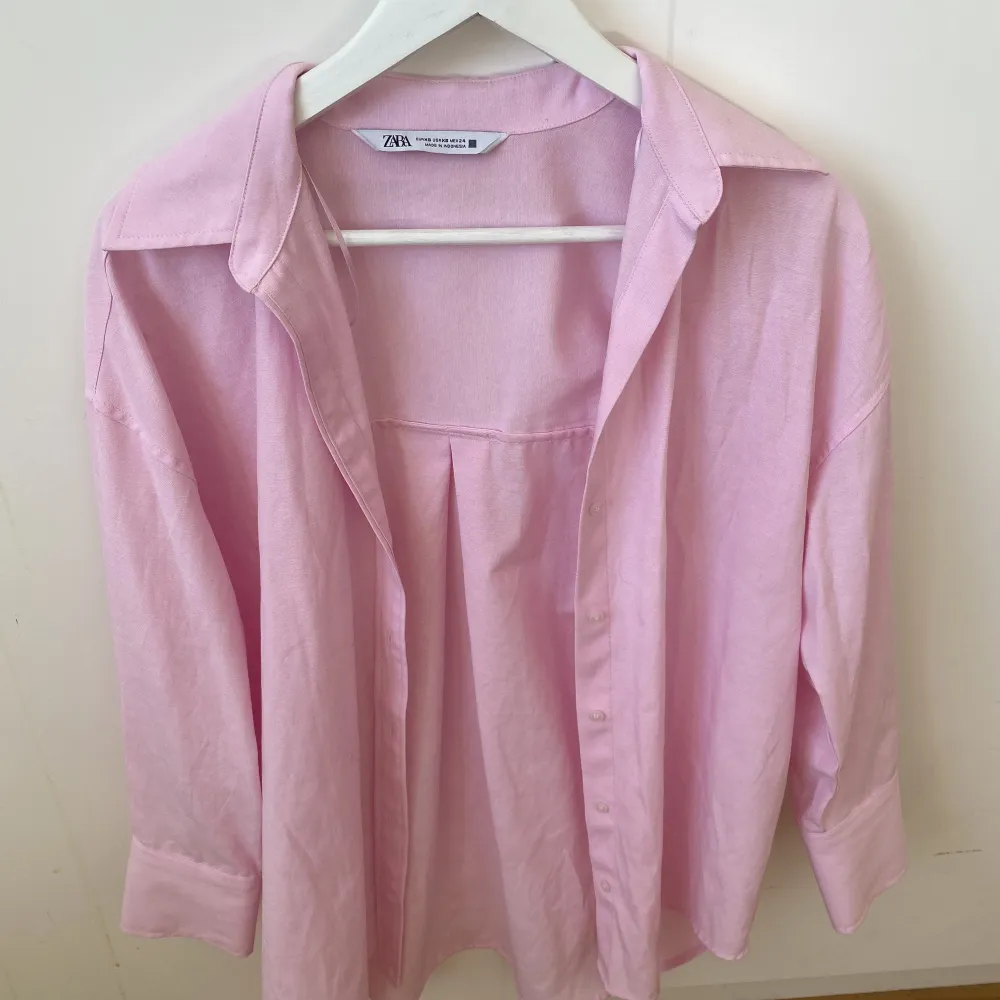 (Bilden är lite missvisande då det ser ut som skjortan är lite randig vilket den inte är, den är helt rosa). Jag säljer nu denna skjorta från Zara. Den är för mig lite oversized vilket jag ville. Den går att använda till allt och har en väldigt somrig fär. Skjortor.