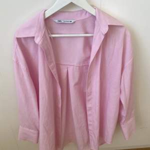 (Bilden är lite missvisande då det ser ut som skjortan är lite randig vilket den inte är, den är helt rosa). Jag säljer nu denna skjorta från Zara. Den är för mig lite oversized vilket jag ville. Den går att använda till allt och har en väldigt somrig fär