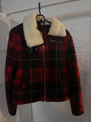 Jacka  - Varm o tuff Knappt använd Strl 36 