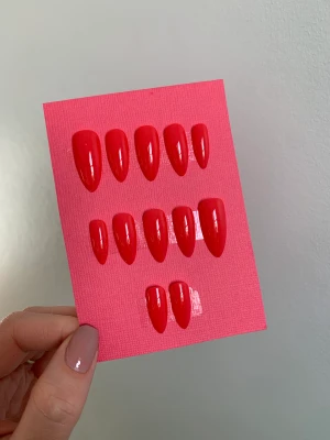 Press on nails - Enfärgade set för endast 70:- ❤️ detta set press on naglar är i storlek S (anser bredden på dina naglar). Alla press on naglar är handmålade av mig med högkvalitativa gellack och går att återanvända. Kan beställas i olika färger. 