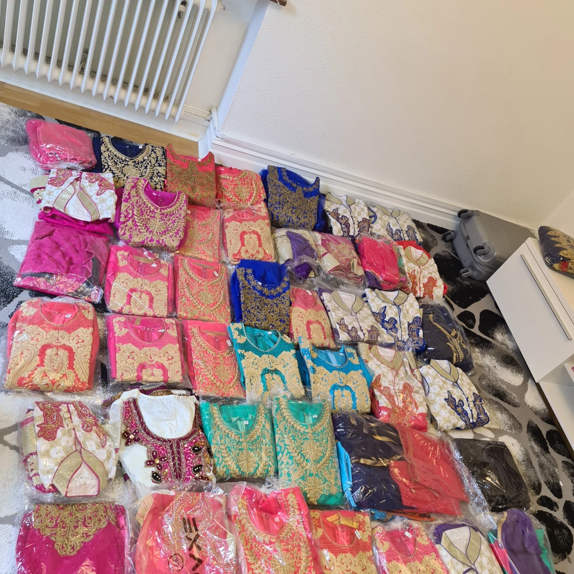 Flickorna s fest kläder 