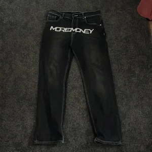 More Money jeans - Jeans som sitter loose (har du mindre storlek sitter dem mer loose). Originalpris 700-800. Lite använda och har inga skador. Bra skick!
