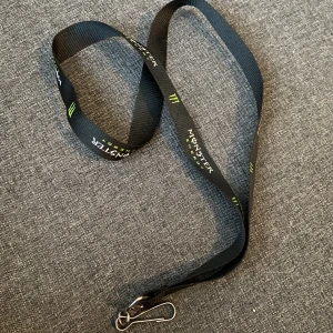 Monster Energy Nyckelband - Officiellt nyckelband. Använt men i bra skick! 
