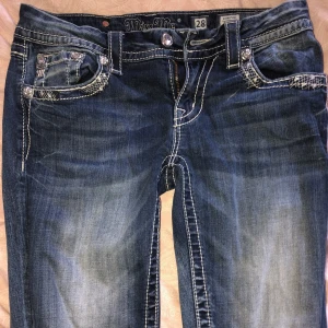 Miss Me jeans - Ett par miss me jeans med jätte coola detaljer. Straight leg. Vet inte om jag ska sälja så släpper endast vid ett bra bud❣️ge prisförslag :)
