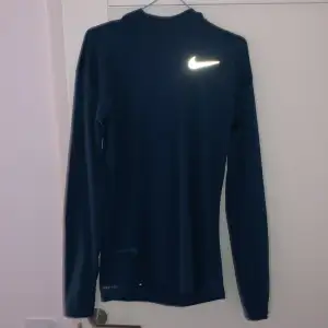 Tränings hoodie med luva från Nikes egna sida. Använd ett par gånger men är som ny funkar för både tjej o kille 