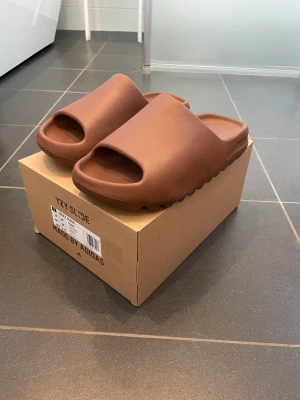 Yeezy slides ”flax” - Storlek 44,5 Endast testade  Kvitto och tags finns kvar Original box medföljer vid köp 