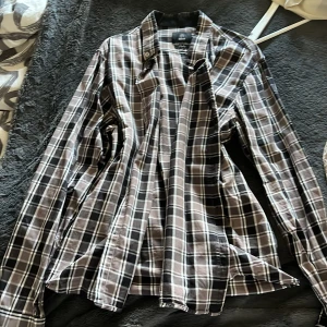 Grunge skjorta - As cool skjorta som inte använts jätte mycket, inga defekter den är i nyskick. 