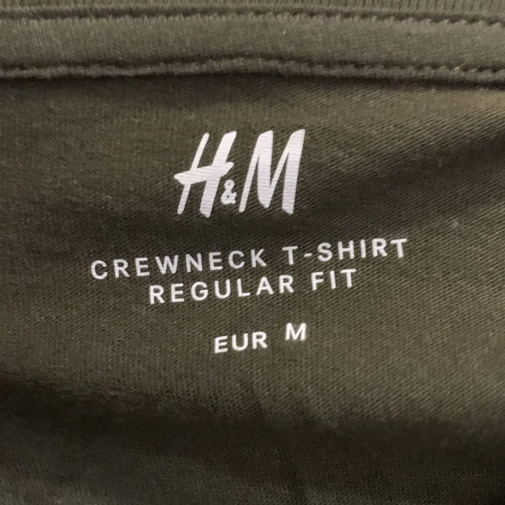 Olivgrön t-shirt från H&M. T-shirts.
