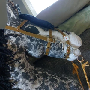 Käpphäst träns - Beställ käpphästträns! Skicka en bild eller beskrivning på vad du vill ha så fixar jag det! Mellan 30-150 kr, beronde på! Efter du skickat en bild så säger jag vilka mått jag behöver och vilket pris<33 Betalas i swish:D
