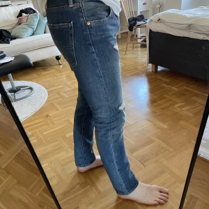 Håliga jeans från Levi’s - Större hål över vänster knä och ett mindre på låret samma sida som var där vid köp i butik.  Något tighta runt låren.