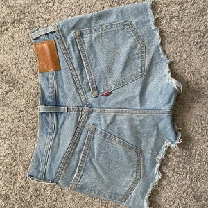 Levis jeans shorts💍💍 - Säljer mina populära Levis jeans shorts som passar till alla outfits! 😍 Storleken är ej angiven men jag skulle säga XS/S! (Skriv till mig vid frågor)