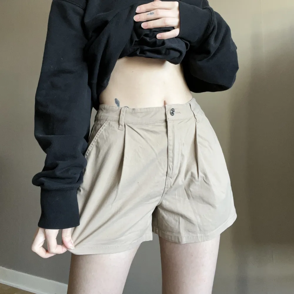 Shorts i beige med sydda veck. Så snygga och bekväma och i felfritt skick. . Shorts.