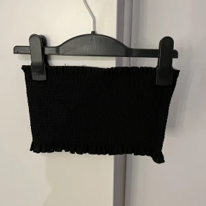 bandeau topp från bik bok - En super söt svart topp från bik bok som tyvärr inte nävens längre.. super snygg till sommaren 