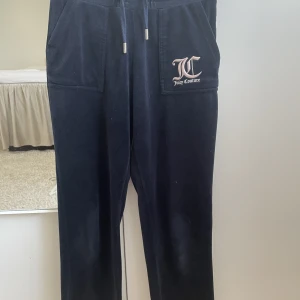  Juicy Couture  - Säljer mina mörkblå juicy byxor för att dom inte passar mig, skriv privat för fler bilder💓