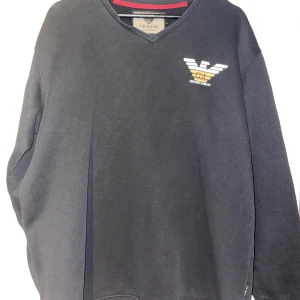 Armani sweatshirt/overshirt - Tjena, min armanitröja var för stor. Vill inte ha den så därför säljer jag den direkt. Jag köpte den för 2000kr, vill bara ha ut den ur huset. Såklart inget fel på den. Jag testade den och märkte att den var för stor. 