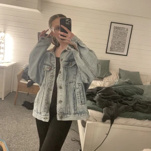 Oversize jeansjacka - skit cool jeansjacka, lite stor för mig som har XS/S i kläder, vet ej när eller var den är köpt, min mormors gamla 😍