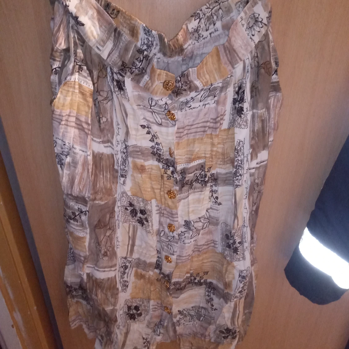 Kjol mönstrad stl 42-44 resår i midjan och knäppes med knappar fram samt fickor i sidorna .