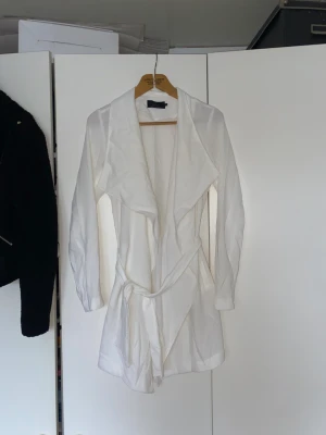 Trench coat  - Tunna Jackor i  olika material. Den med lapp på är oanvänd och lite mer som en kofta än jacka 