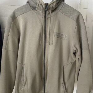 Hugo Boss zip-up Hoodie - Mycket snygg Hugo Boss zip-up. Storlek M. Skick 8/10