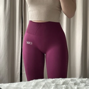 Lila/ vinröd ICIW tights - Modell: dynamic seamless. I använt men fint skick. Märket börjar bli slitet men annars inga skador. Kan inte hitta någon storlek på tightsen men är rätt säker på att de är i S. Kram