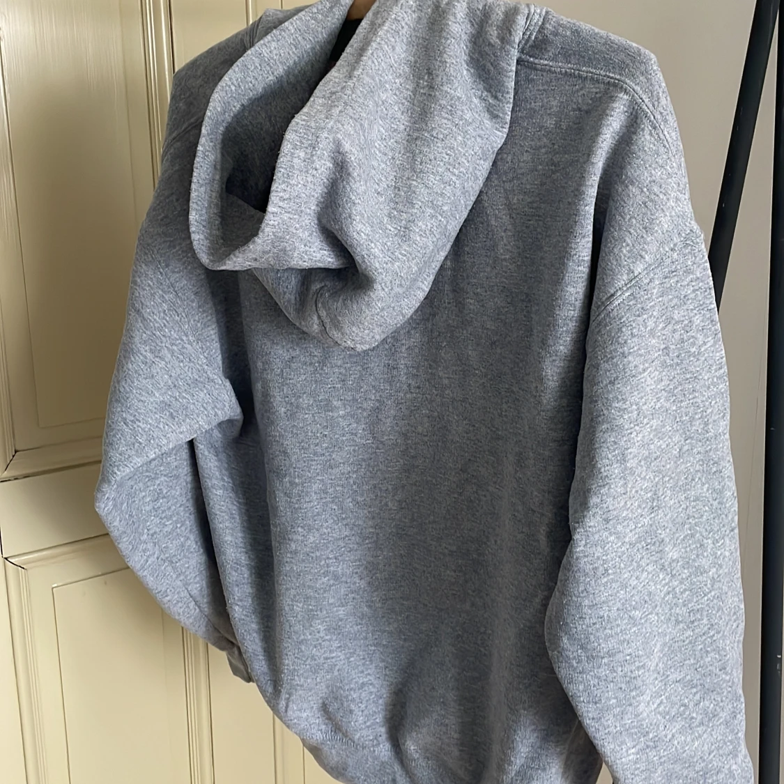 Grå huvtröja  - 90