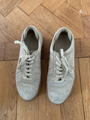 Axel Arigato sneakers - Beiga sneakers i mocka från Axel Arigato. Storlek 36  Inte använda så mycket, bra skick. 