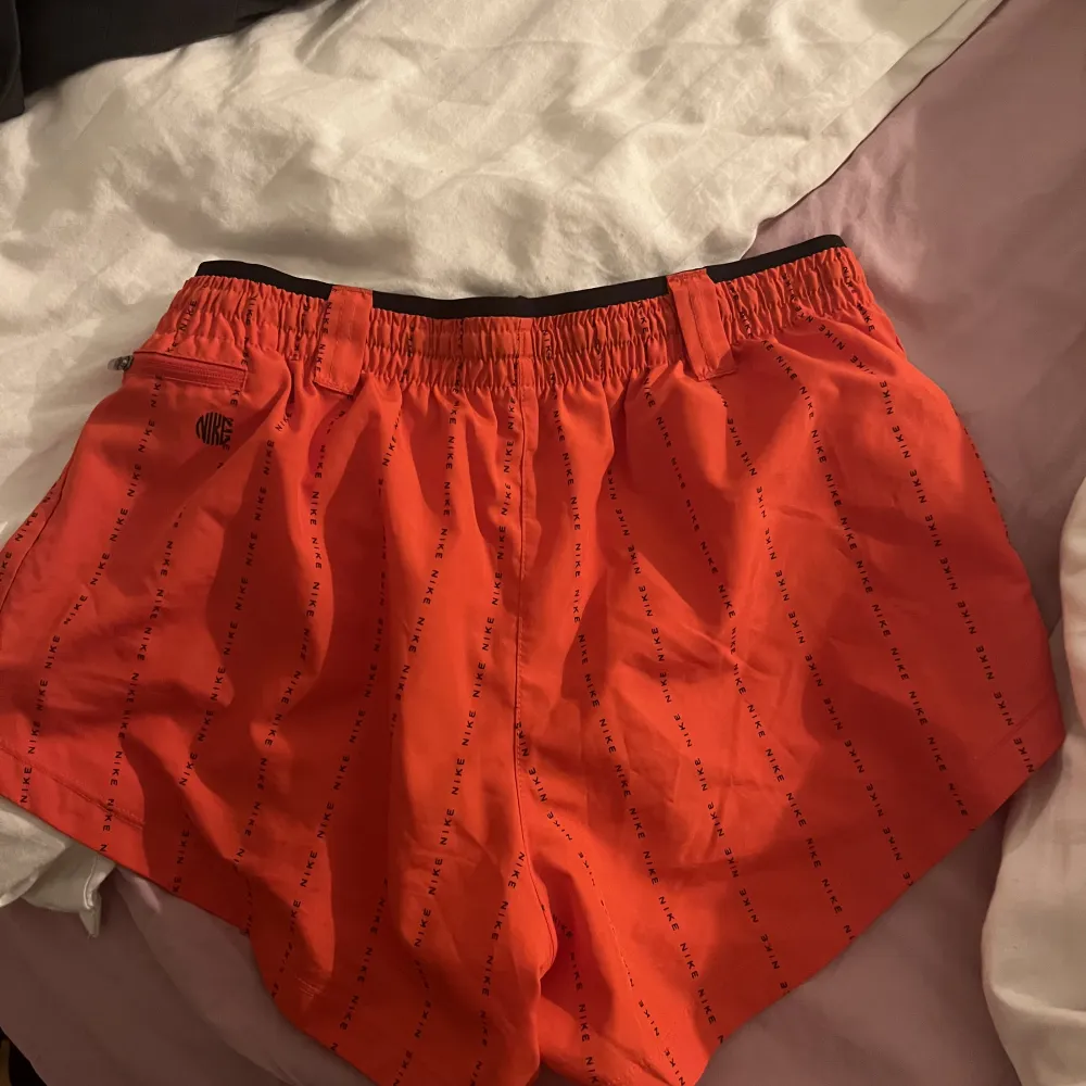 Träningsshorts köpta i USA på nike. Aldrig använda . Shorts.