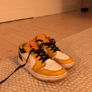Jordan 1 low - Ett par Jordan 1 low i storlek 38. Skick ungefär 7/10. Nypriset på skorna var ungefär 1800kr och säljer för 700kr men priset kan diskuteras.