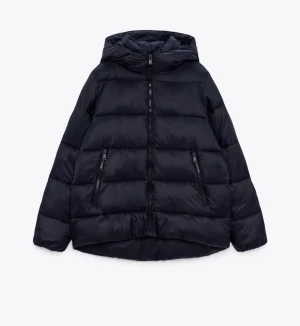 Jacka från zara - Mörkblå vinter/vår puffjacka från zara. Nypris:699kr använd va 5ggr
