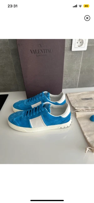 Valentino flycrew 40 - Tja! Jag säljer nu mina super fina valentino flycrews i storlek 40! Buda på, släpper dock inte för under 3000kr! Kvitto medföljer!