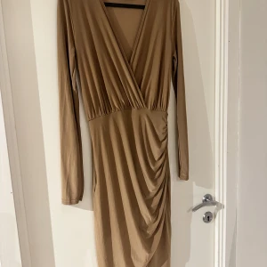Tajt fin festklänning  - Använd 1 gång 