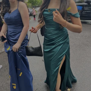 Balklänning/ klänning  - Hej tjejer, jag säljer min balklänning just nu. Den är endast använd en kväll och inte mer. Man får så fin passform i den, den sitter som en smäck. mer bilder i DM om du vill ha. Färgen är smaragdgrön💚 Material: satin 