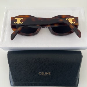 Celine Triomphe Solglasögon säljes  - Säljer mina Celine Triomphe solglasögon pga felköp. Endast provade!  Inköpta på Atelier Vallgatan i Göteborg.  Digitalt kvitto skickas med till köpare.  Originalkartong och fodral medföljes.  3666 kr ink. frakt. Kan även mötas i Stockholm.