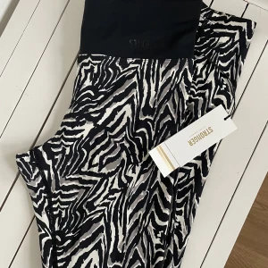 Oanvända Tights, Stronger strl S - Tights från Stronger med lappar kvar! Storlek S! 