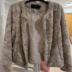 Fuskpäls jacka  - Fuskpälsjacka från Vera Moda.  Använd fåtal gånger och väldigt fint skick! 