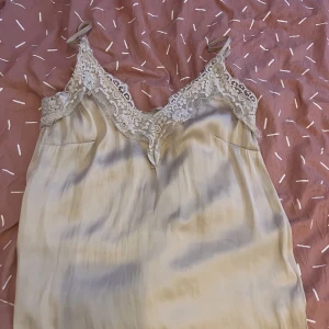 spets linne - linne från hm, köpt för länge sen, storlek 36/S🫶💕