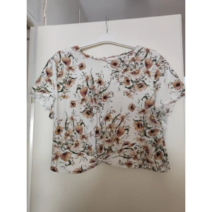 Blommig topp H&M - Blommig lite kortare topp från H&M 