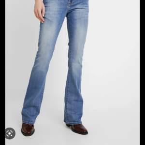 Lågmidjade ltb jeans. Storlek 27/32. Passar perfekt på mig som är 168 och har storlek 36❤️ nypris 830, säljer för 600 inkl frakt!