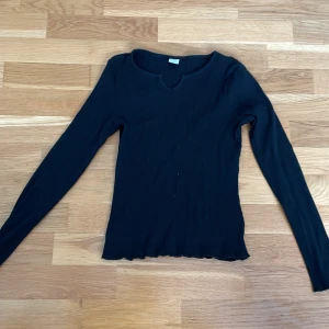 Svart tröja  - Svart tröja långärmad inte använt mycket, Fint skick💗