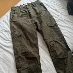 Stradivarius cargo poplin byxor - Cargo poplin byxor från stradivarius  Det finns några fläckar som visas på bilden men märks inte när den är på