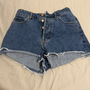 Jeansshorts - Helt vanliga jeansshorts från H&M. Har använt 2 gånger.