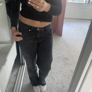 Super snygga lågmidjade svarta jeans ifrån Gina Tricot. Jeansen är i strl 36 men är väldigt små i strl så skulle säga att det passar en 32/34 också. Väldigt fina men kommer aldrig till användning 🙌🏻🙌🏻