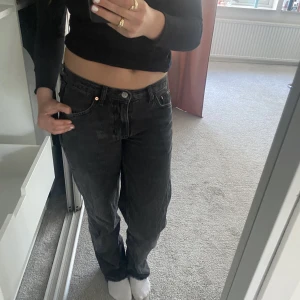 Lågmidjade svarta jeans  - Super snygga lågmidjade svarta jeans ifrån Gina Tricot. Jeansen är i strl 36 men är väldigt små i strl så skulle säga att det passar en 32/34 också. Väldigt fina men kommer aldrig till användning 🙌🏻🙌🏻